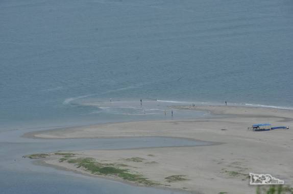 Banhistas caminham na ponta de areia da praia do Forte em São Francisco do Sul, litoral de Santa Catarina